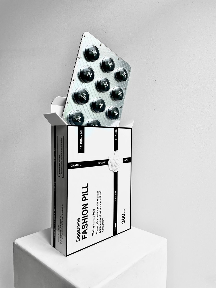 Free Standing : Fashion Pill – Chanel 2 - white