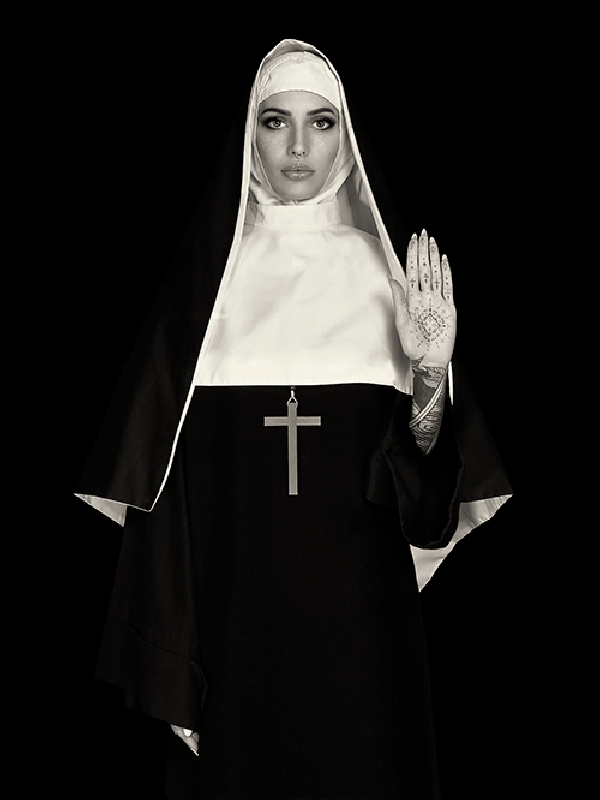 BLUM – Nun & Hand N&B