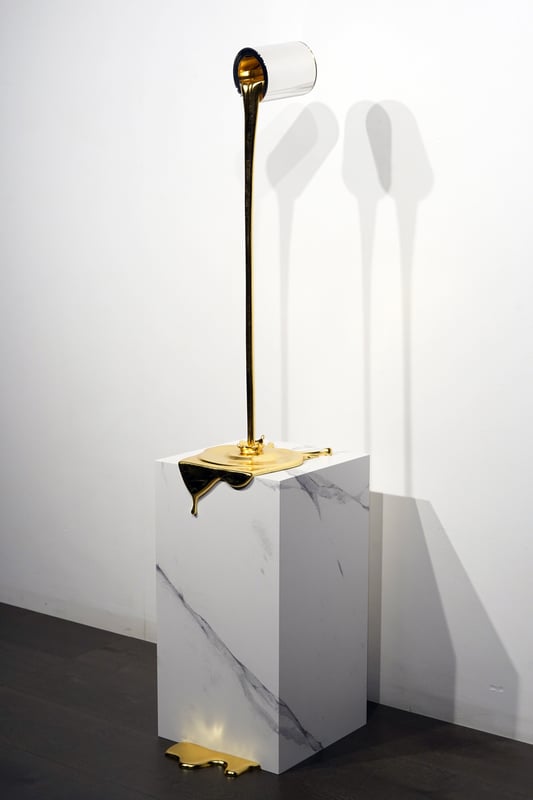 Flow chrome et or sur socle en marbre blanc