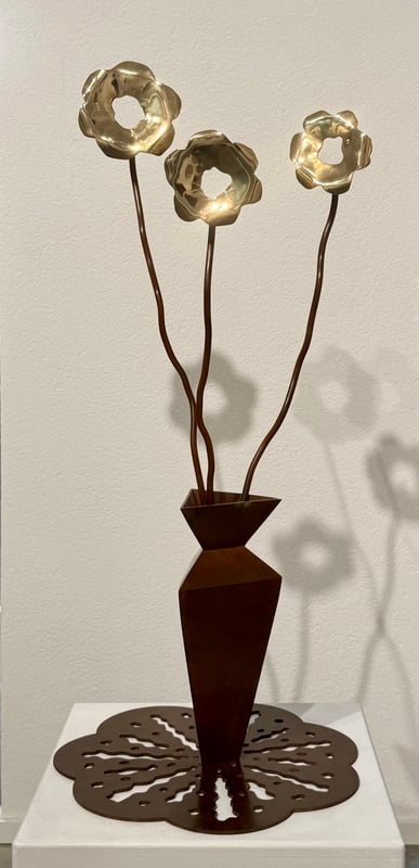 Pot aux fleurs dorées