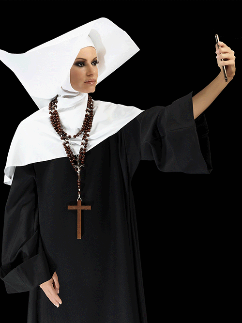 Alexia Vic : Nun Selfie