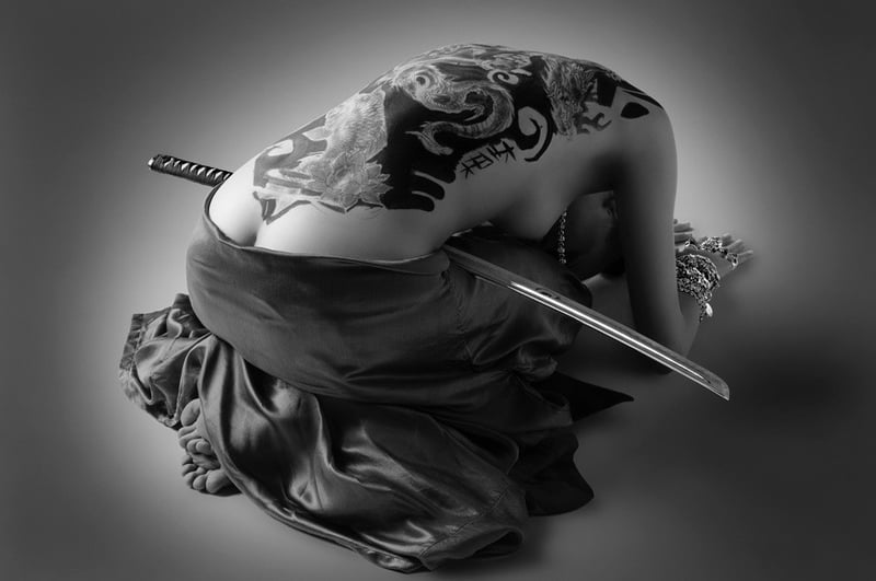 Nu geisha penchée au sabre